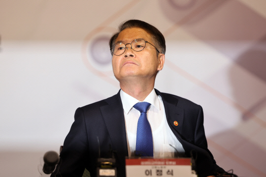 이정식 고용부 장관. <연합뉴스>